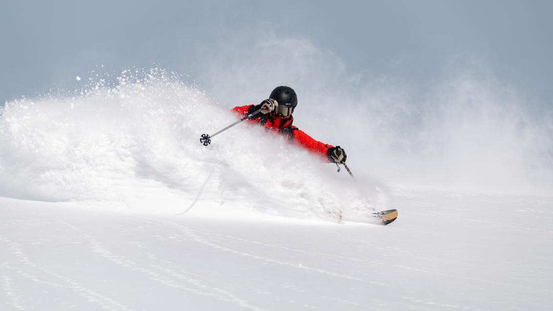 Guide riel skiing deep powder